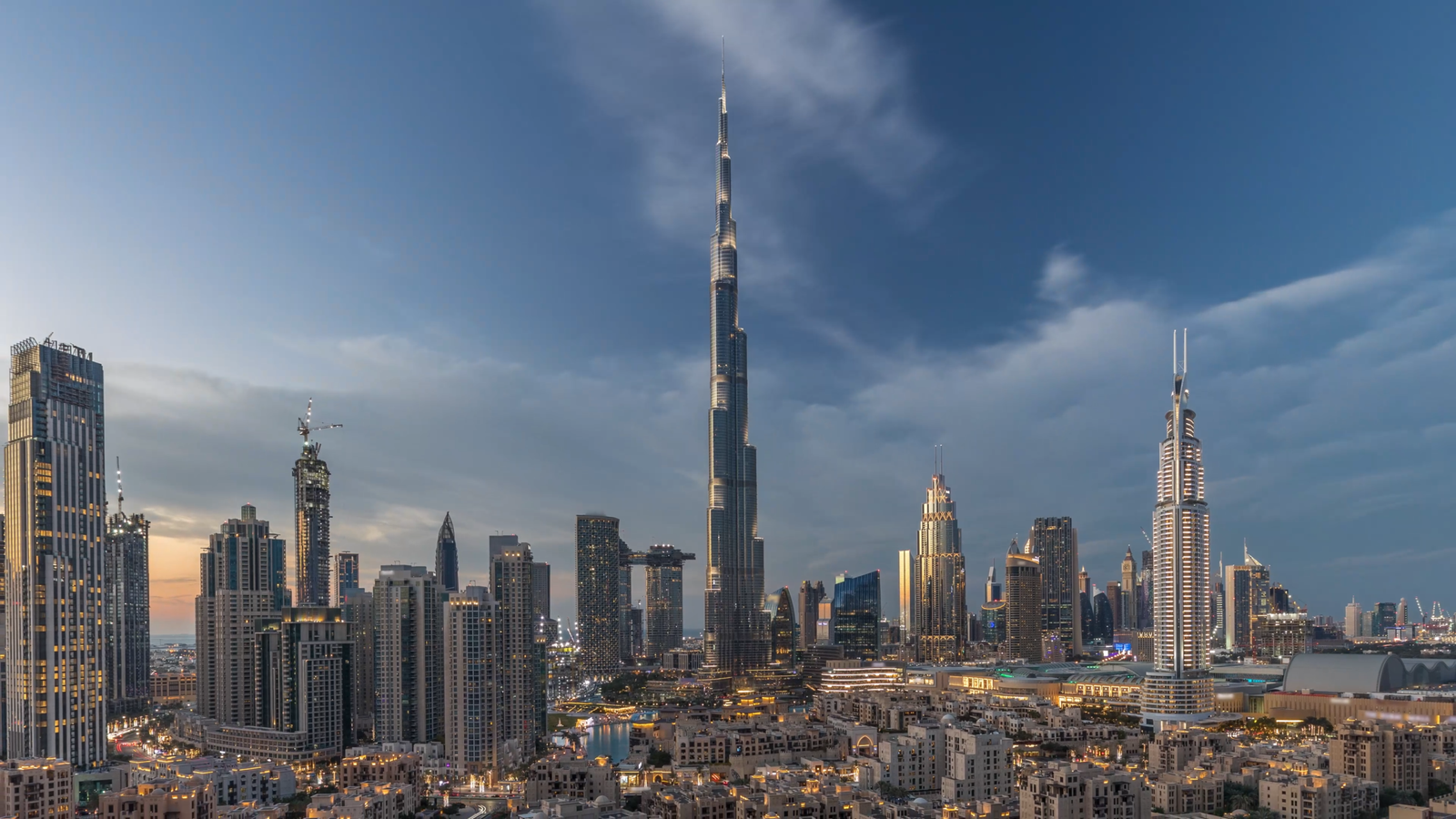 Skyline von Dubai bei Sonnenuntergang